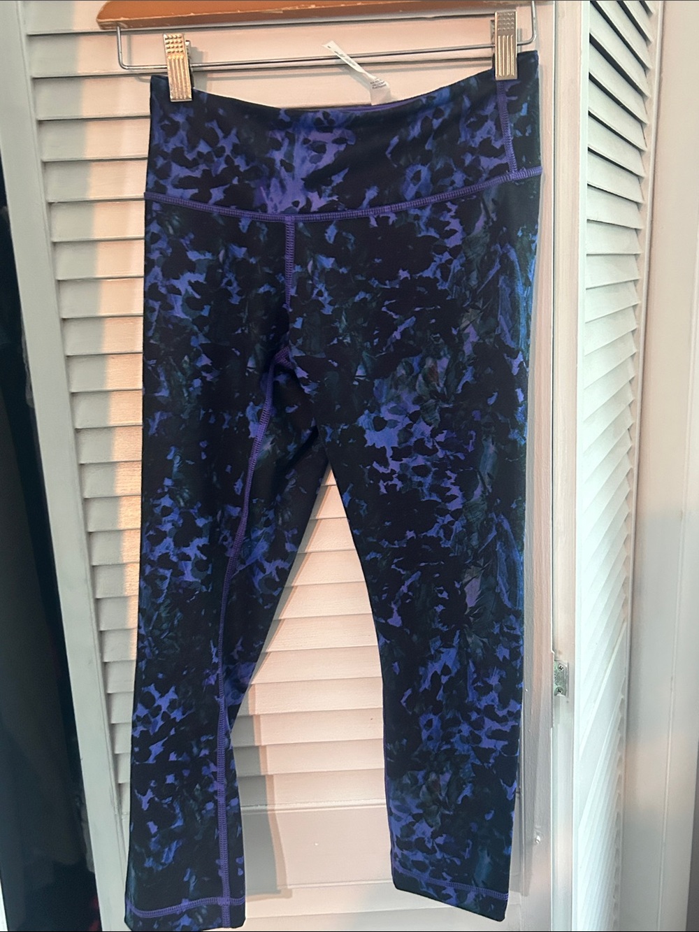 Yoga Lululemon Athletica CroppedBlack and Purple Patterned Active Leggings